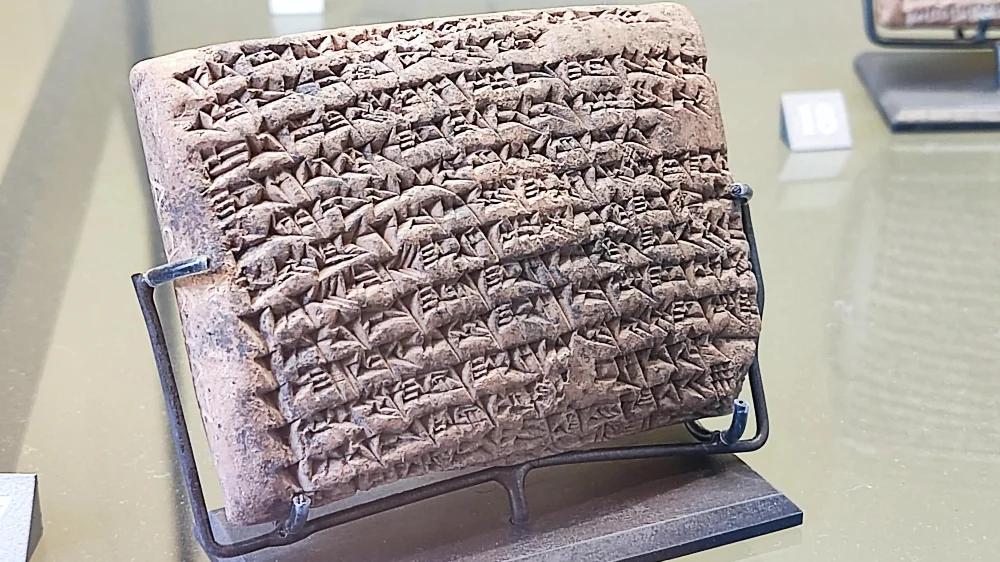 Tablilla sumeria con escritura cuneiforme, como las que aparecen en El sueño de Enki